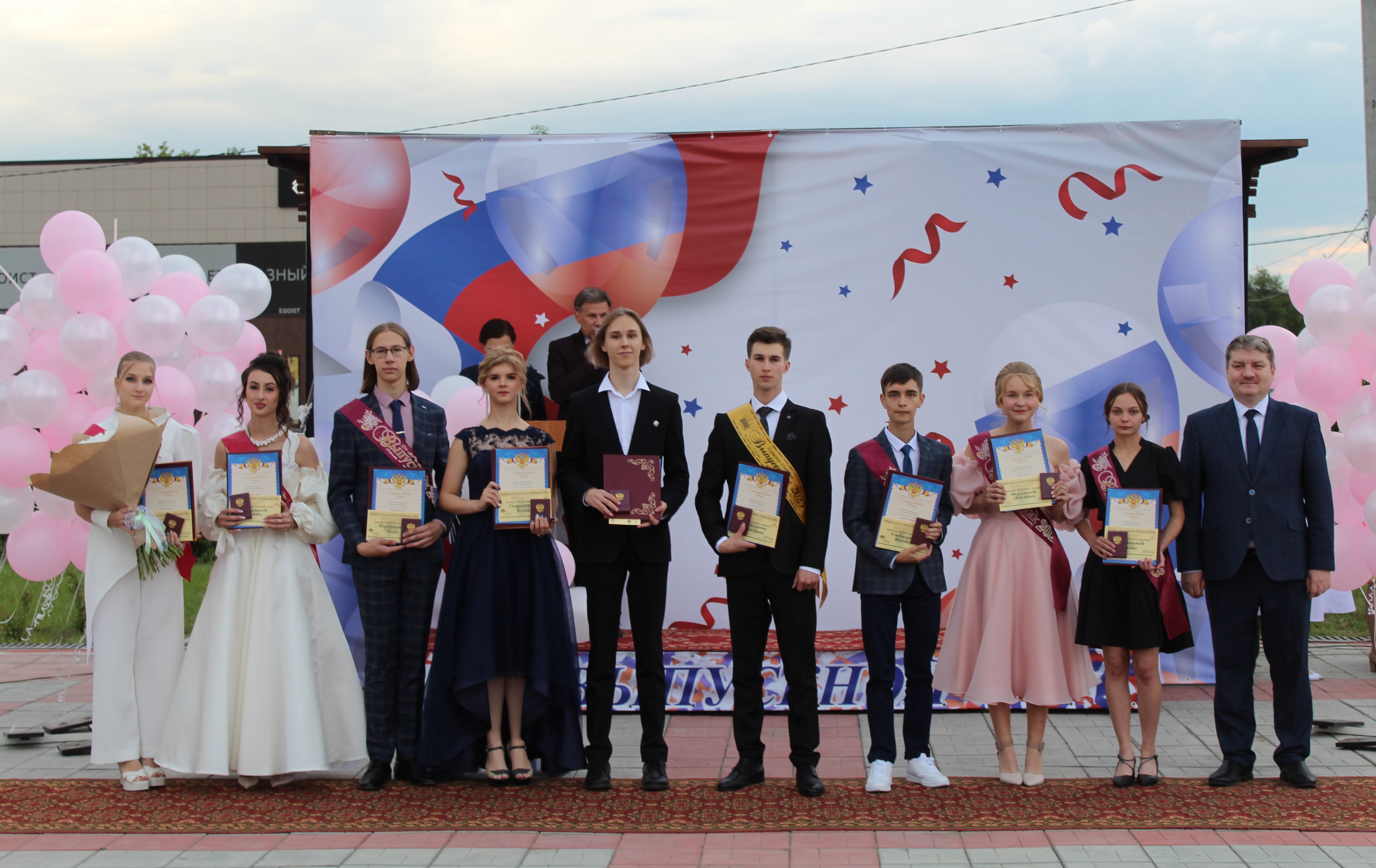 В учреждениях образования Калачинского района   прошли выпускные балы.
