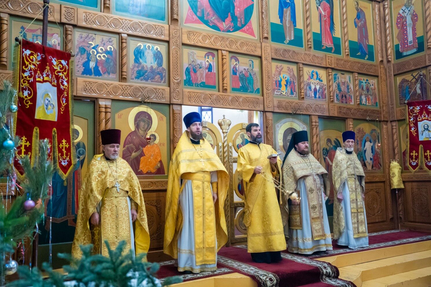 Митрополит Омский и Таврический Дионисий посетил Храм Воскресения Христова в Калачинске.