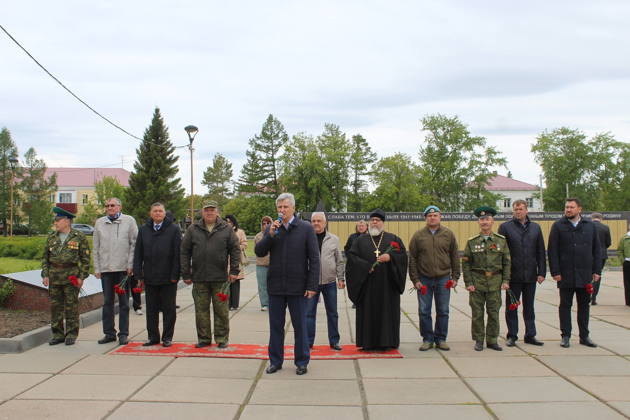 Торжественным мероприятием и автопробегом Калачинск отметил День пограничника.