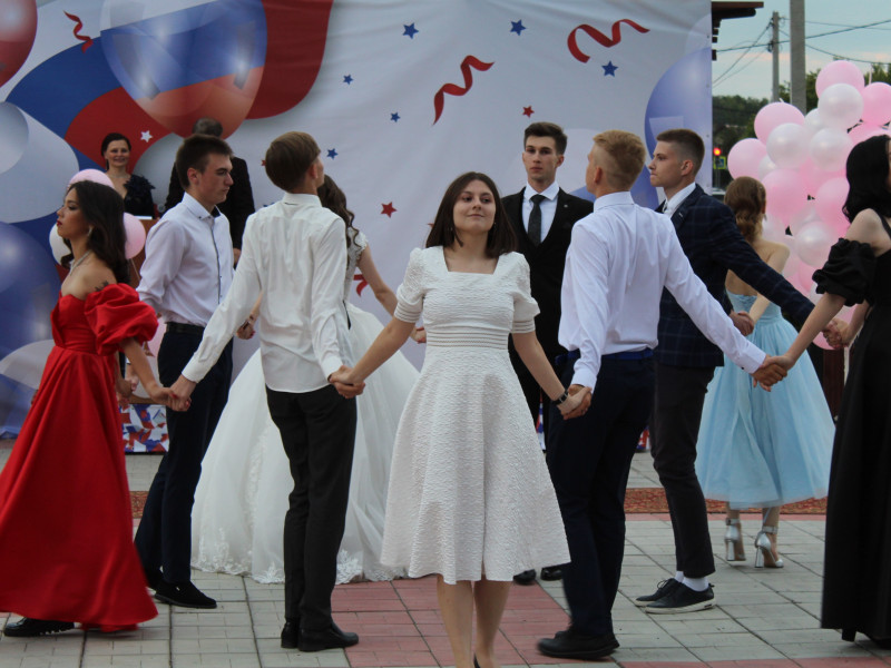 В учреждениях образования Калачинского района   прошли выпускные балы.
