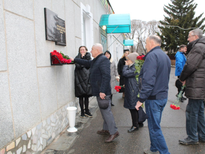 В Калачинске состоялось открытие мемориальной доски, посвящённой ветерану Омского отделения Союза театральных деятелей, актеру, режиссеру Геннадию Андреевичу Пономареву, который был основателем театра кукол «Сказка», в 2018 году получивший его имя.
