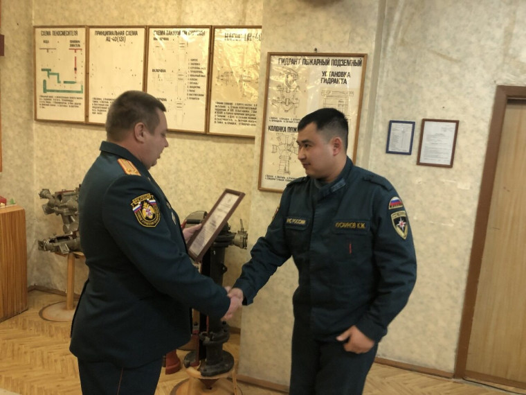Подводя итоги 2023 года руководство пожарной части в Калачинске наградило сотрудников и работников за спасение людей на пожаре.