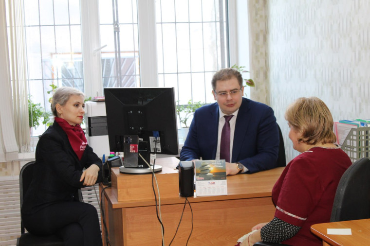 Команда президента продолжает путешествовать по районам Омской области.