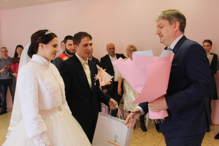 В Год семьи в Калачинске состоялась свадьба участника СВО.
