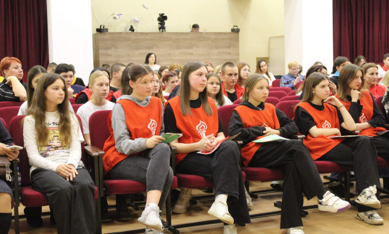 День волонтера в Калачинске отметили фестивалем.